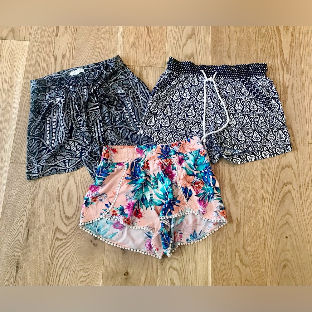 Bundle of size Medium shorts